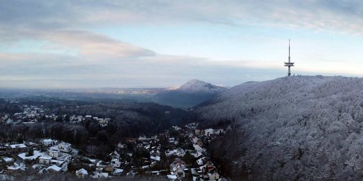 Blick auf die Porta Westfalica mit dem Fernsehturm. Drohnenfoto im Winter.