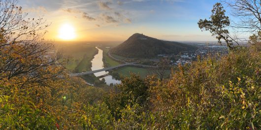 Blick auf die Porta Westfalica von der Portakanzel. Blick auf das Kaiser-Wilhelm-Denkmal und die Weser.